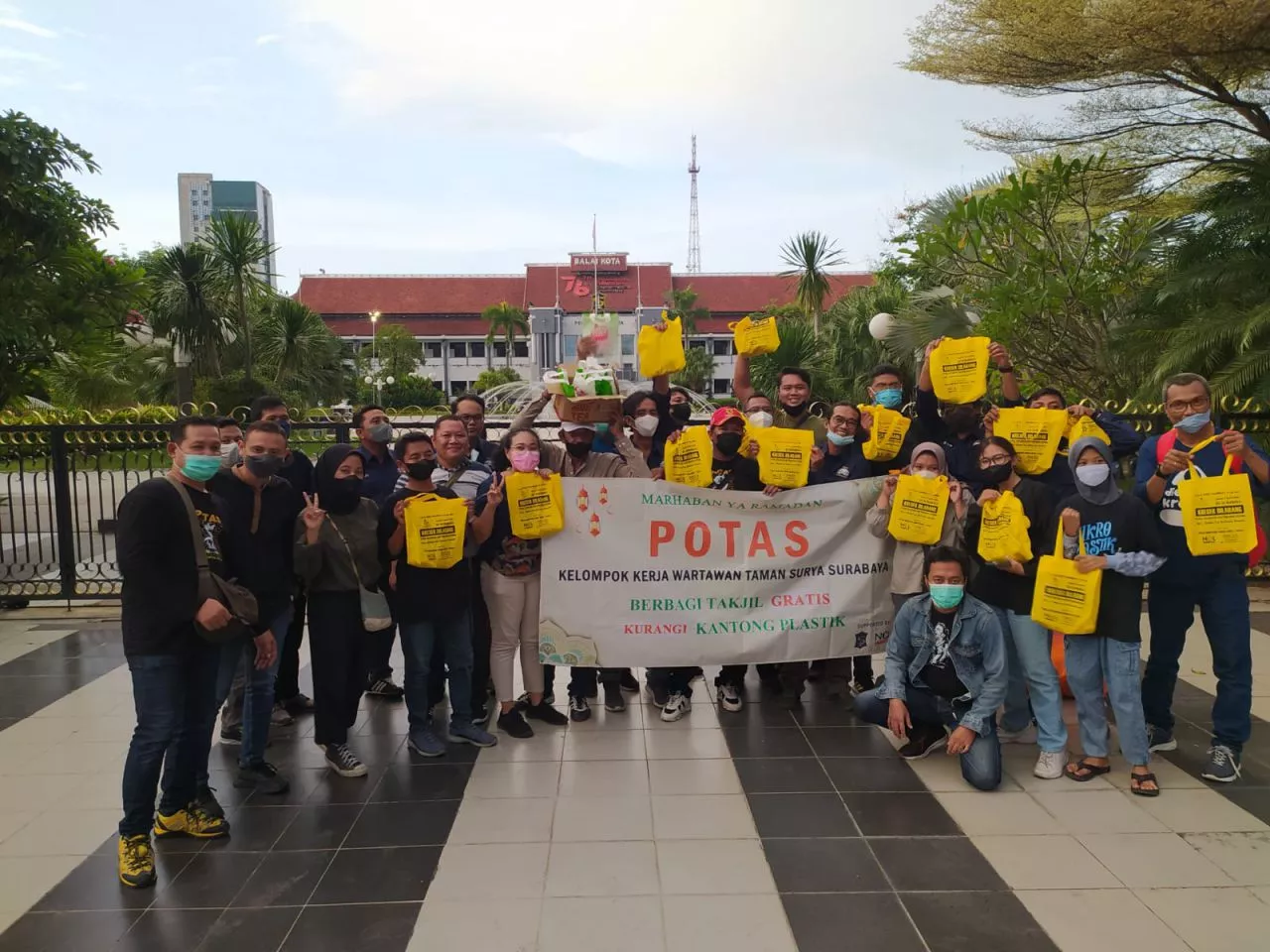 Wartawan Pokja Pemkot Surabaya Bagi-bagi Takjil Gunakan Kantong Ramah Lingkungan