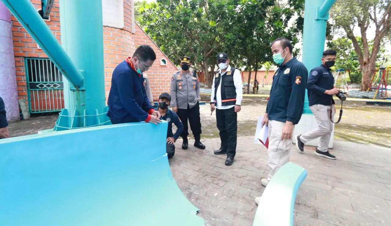 Tim Labfor Polda Jatim Periksa TKP Seluncuran Kenjeran Park yang Ambrol