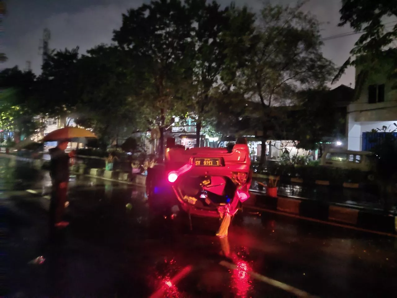 Pengemudi Mobil yang Tabrak Pembatas Jalan hingga Tebalik di Surabaya Kabur