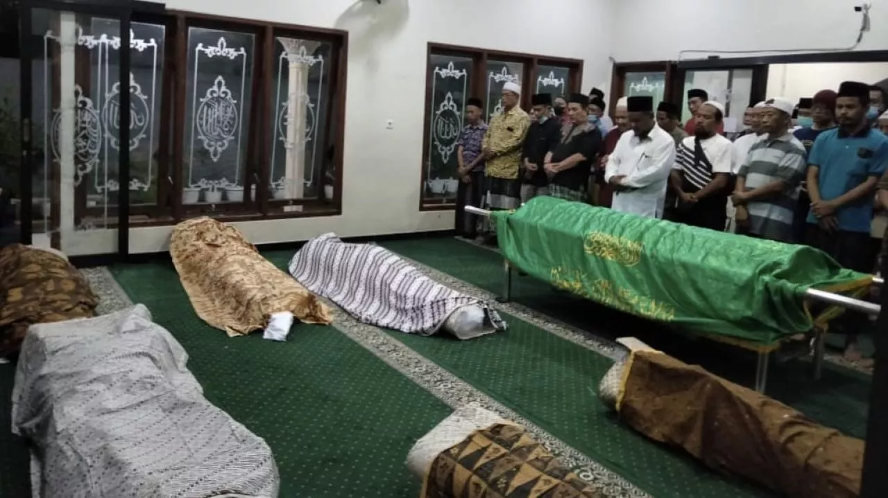 7 Jenazah Korban Kecelakaan Bus Pariwisata di Tol Sumo Disalatkan Bersama