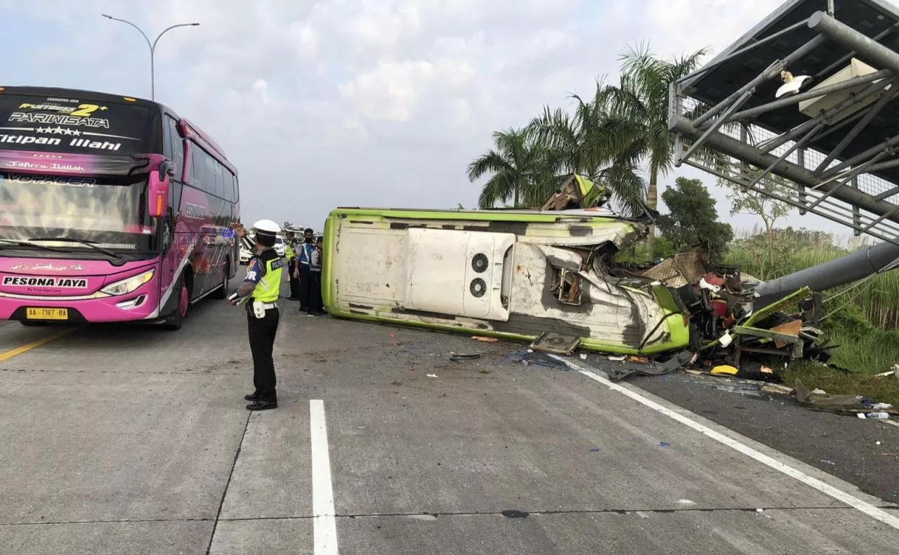 Kecelakaan Bus Pariwisata di Tol Surabaya-Mojokerto, 13 Orang Tewas