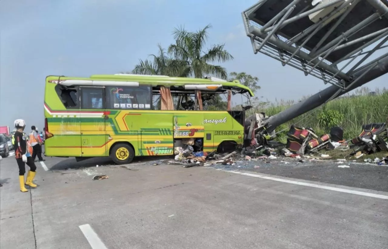 Korban Tewas Kecelakaan Bus di Tol Surabaya-Mojokerto Bertambah Satu Orang