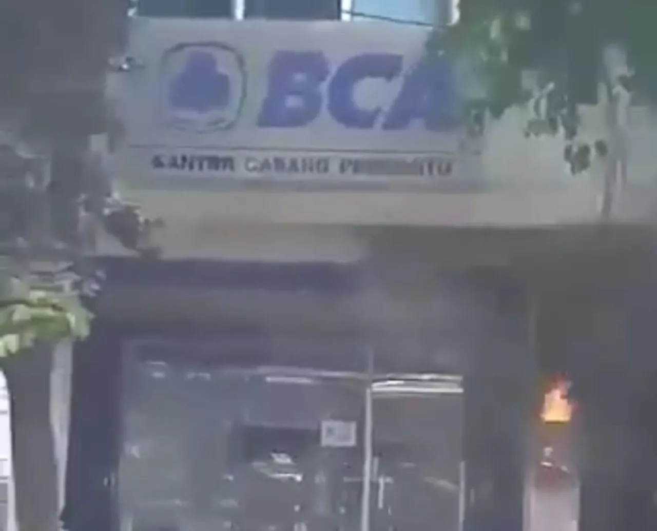 Meteran Listrik yang Diduga di Bank BCA Kembang Jepun Surabaya Terbakar