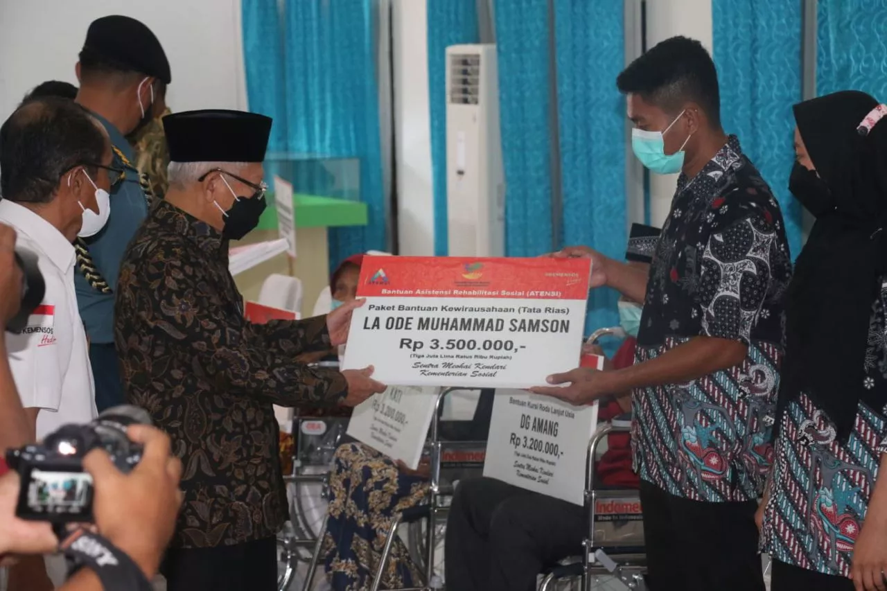 Wapres Ma'ruf Amin Serahkan Bantuan untuk Masyarakat di Kota Kendari