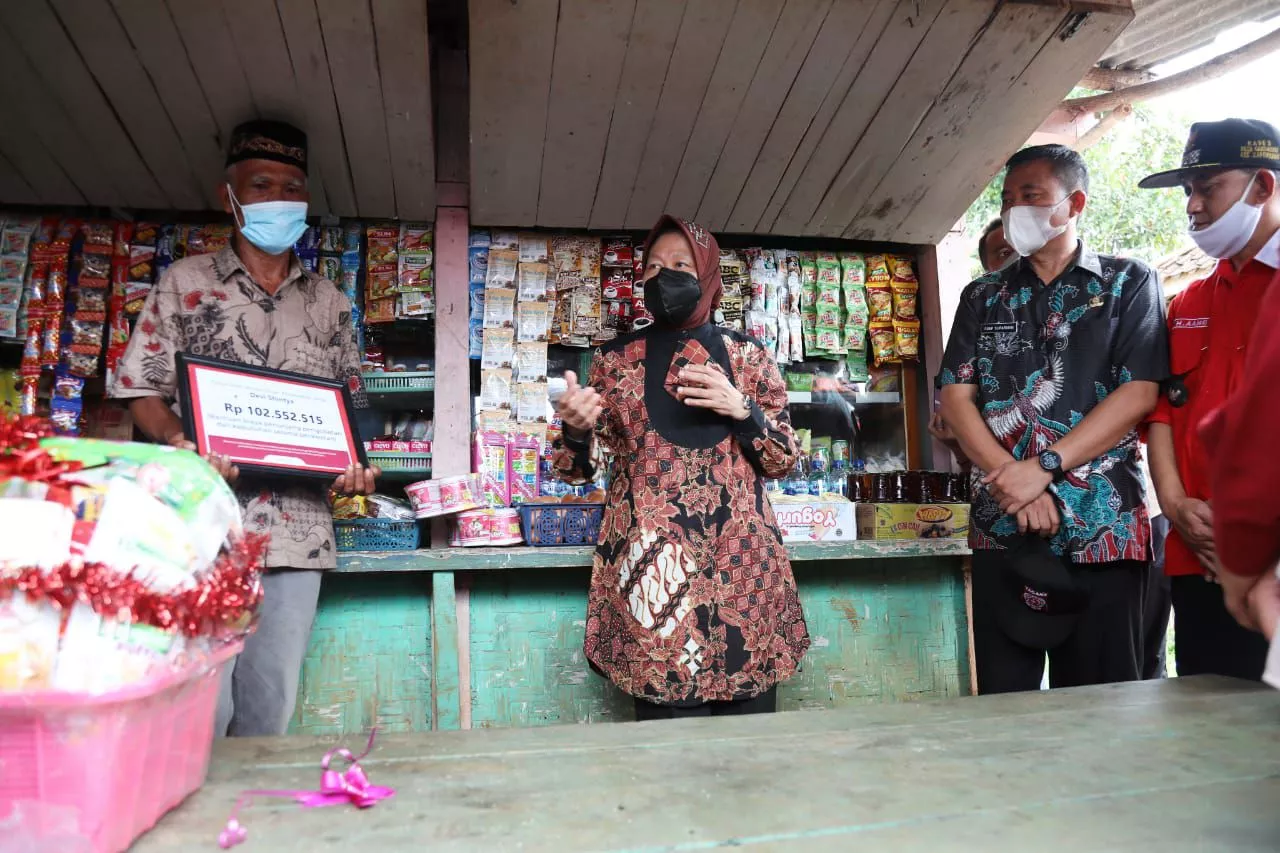 Tempuh Jalur Darat, Mensos Risma Sambangi Rumah Balita dengan Kelainan Syaraf