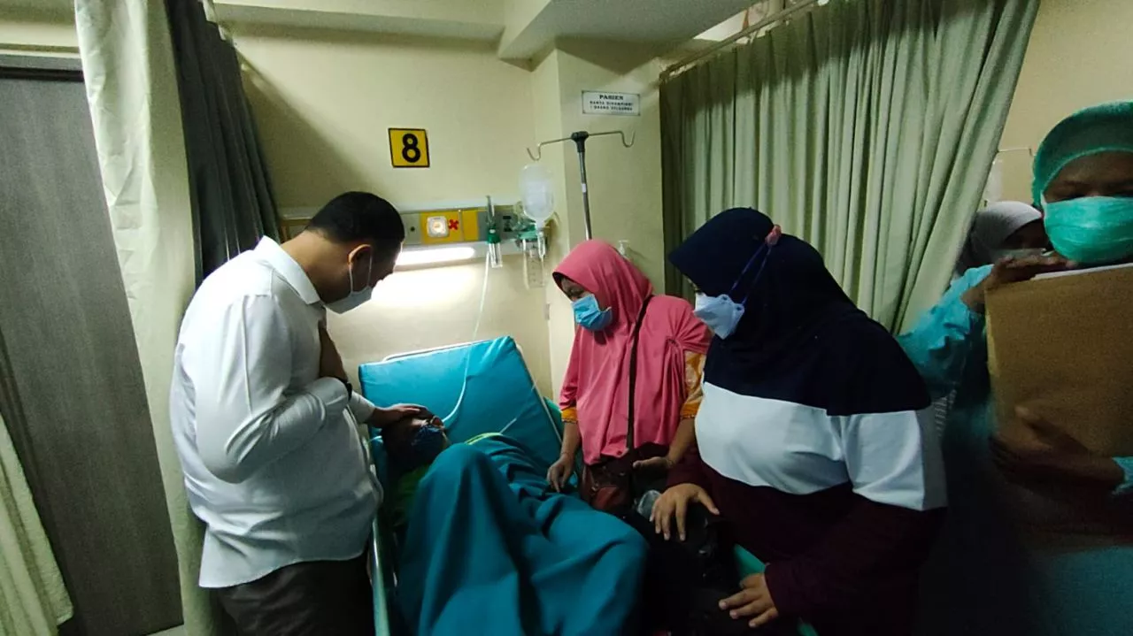Jenguk Korban Seluncuran Ambrol, Wali Kota Eri Minta Pengelola Tanggung Jawab