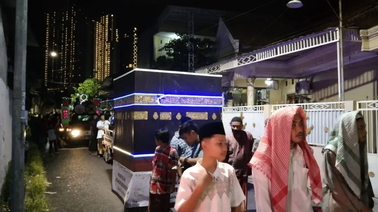 Arak Replika Masjid dan Ka'bah Warga Lontar Surabaya Gelar Takbir Keliling