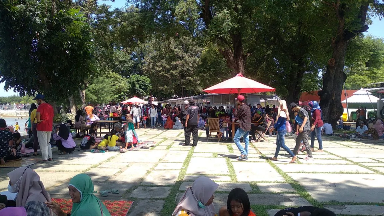 Pantai Kenjeran Surabaya Diserbu Wisatawan Pada Momen Libur Lebaran
