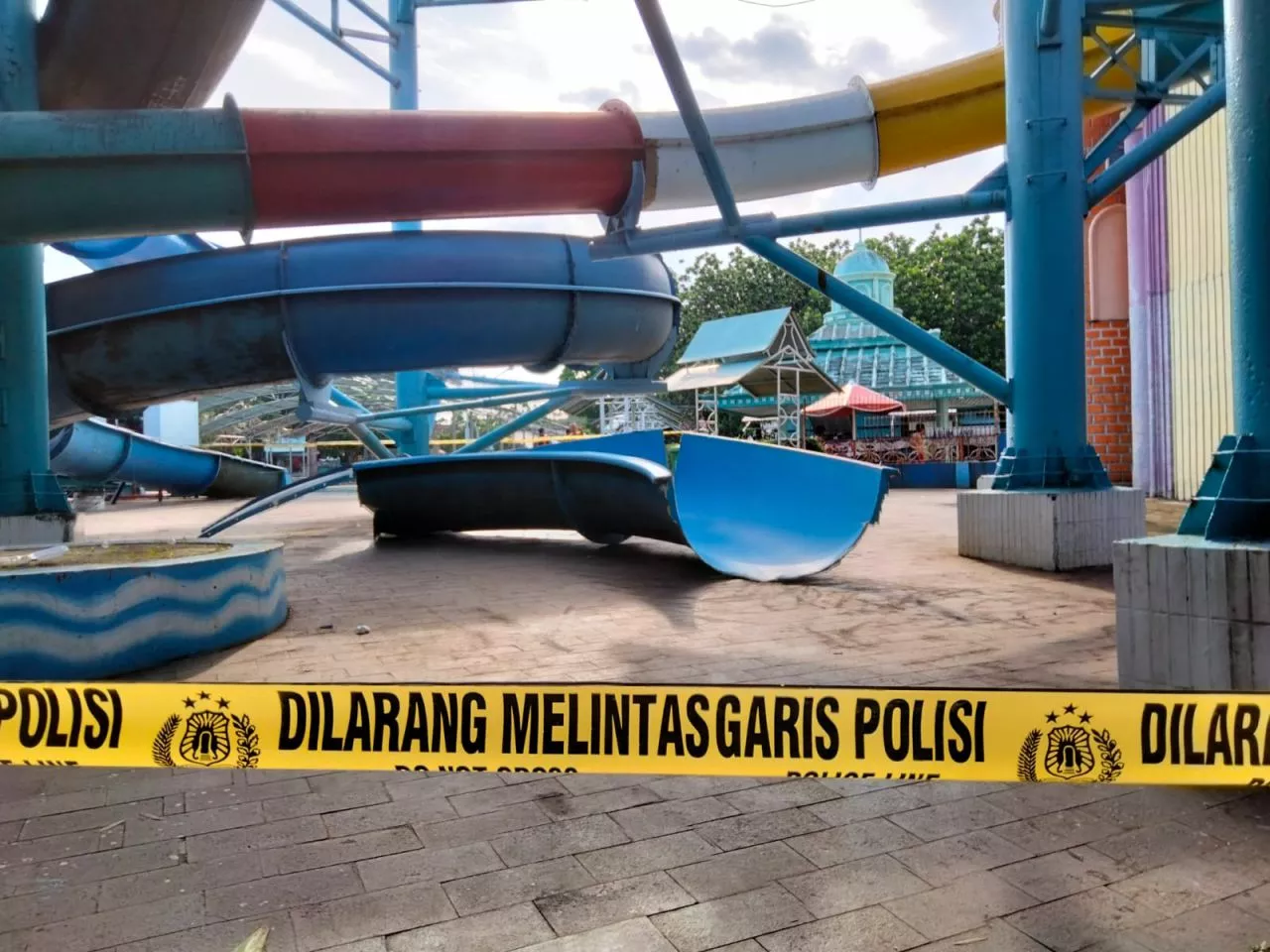 Begini Kronologi Ambrolnya Seluncuran di Kolam Renang Kenjeran Surabaya