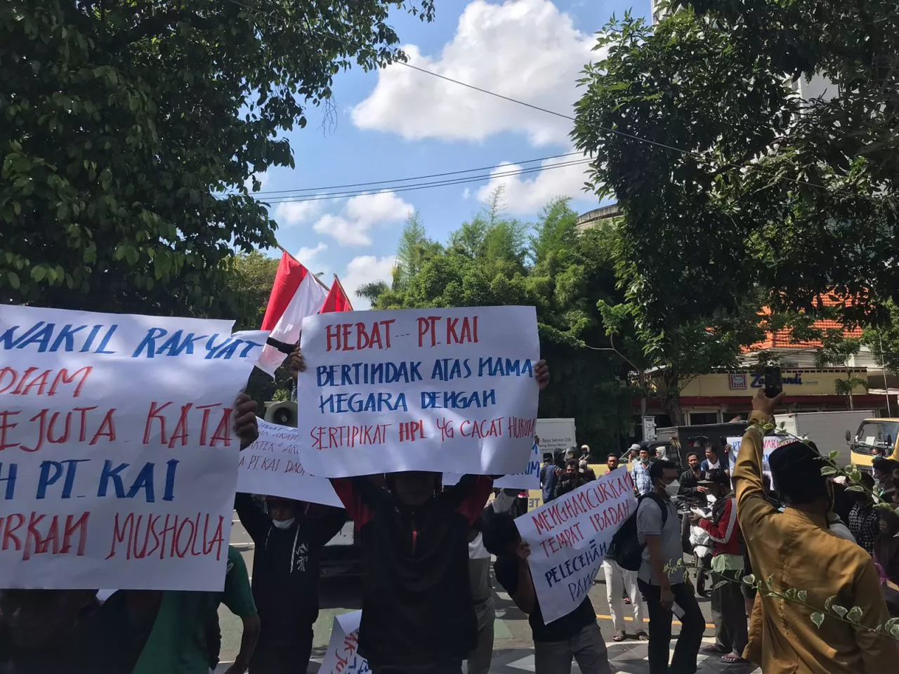 Musala Dibongkar PT KAI, Warga Sulung Surabaya Gelar Aksi Demonstrasi