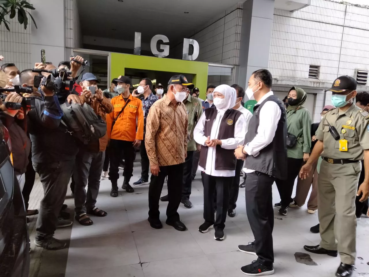 Tinjau Korban Seluncuran Ambrol Kenjeran Park, Menko PMK: Saya Prihatin