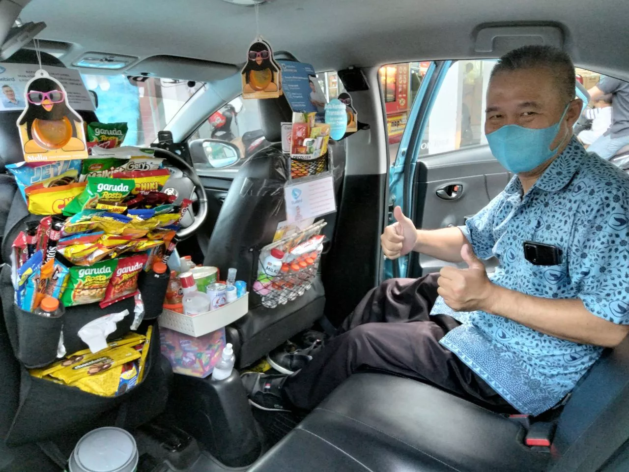 Viral Taksi di Surabaya Dipenuhi Makanan Ringan, Ini Sosok Sopirnya