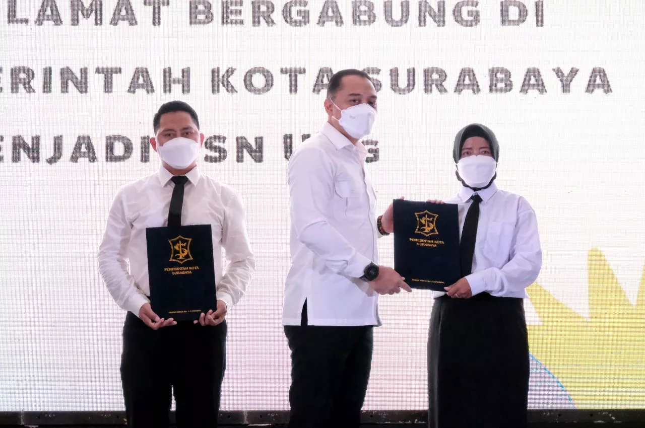 Isi Kekosongan Tenaga Pengajar SD dan SMP, Pemkot Surabaya Serahkan SK 470 Guru