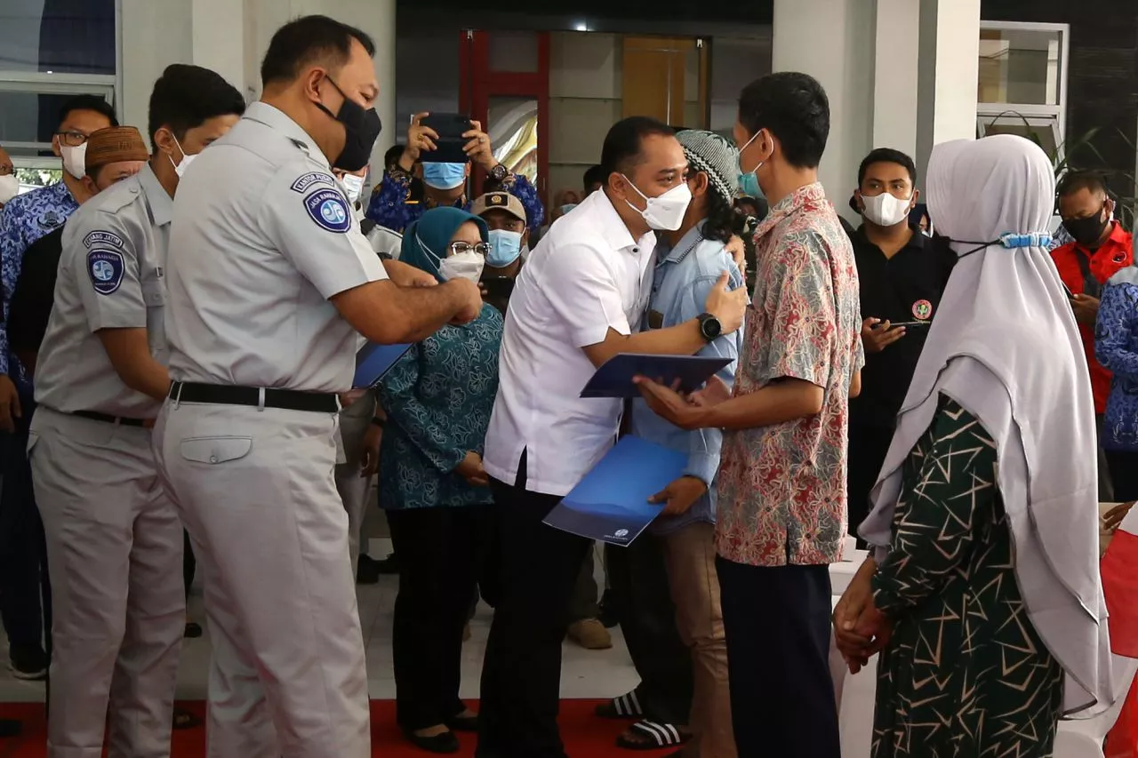 Pemkot Surabaya Beri Santunan Korban Kecelakaan Bus Pariwisata di Tol Sumo