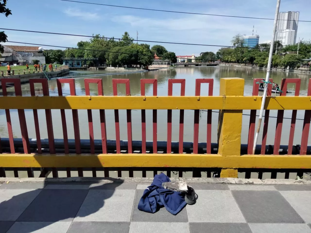 Perempuan Loncat dari Jembatan Jagir Surabaya Tinggalkan Jaket dan Celana Dalam
