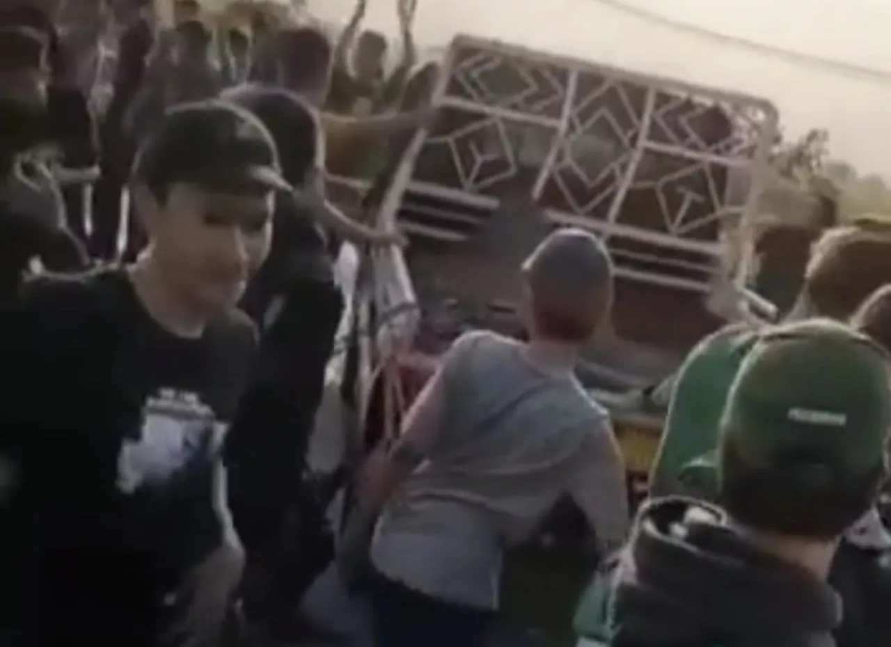 Viral Bonek Gotong Royong Bantu Pikap Terguling saat Perjalanan ke Bandung