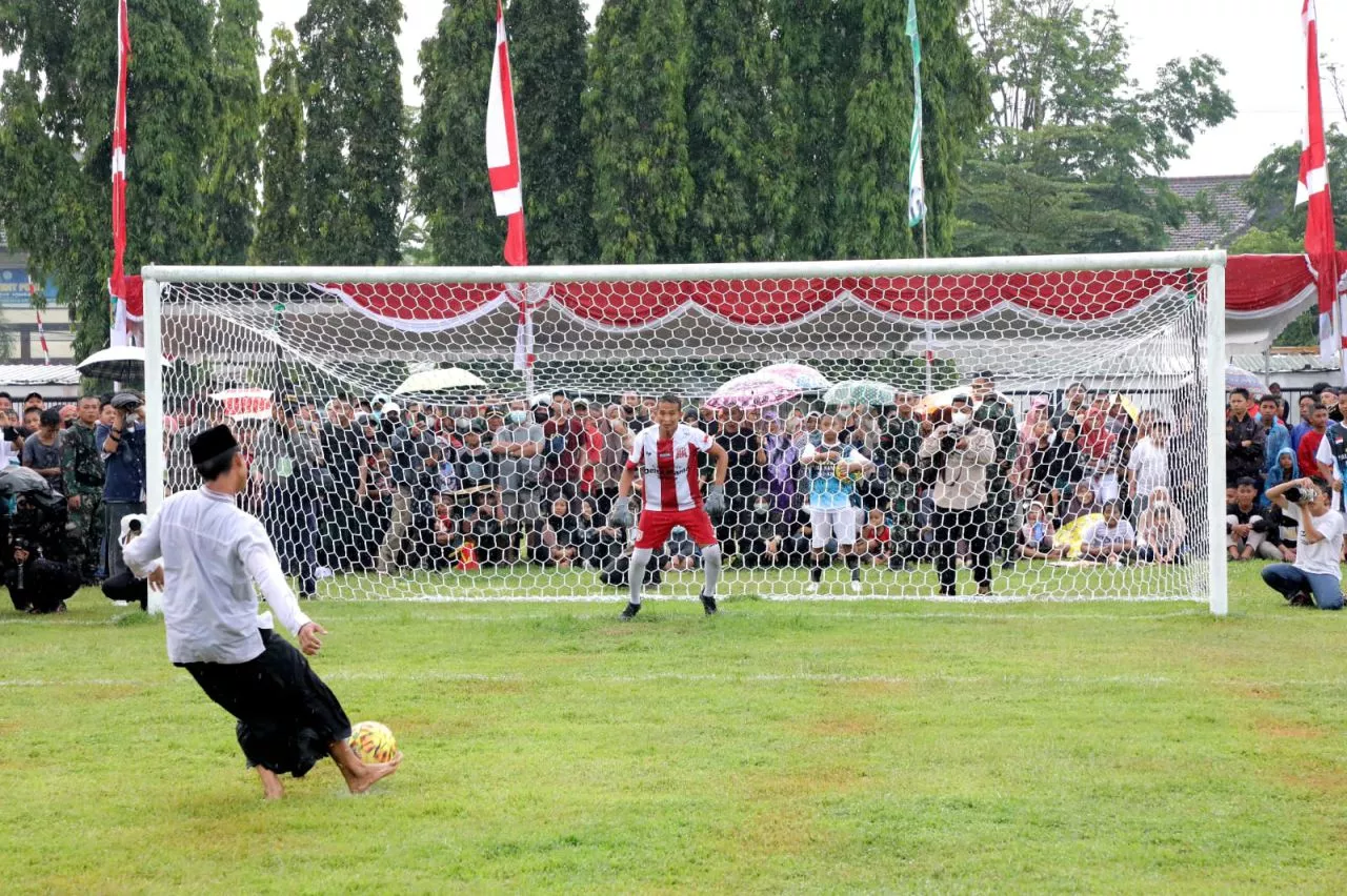 Kick Off Liga Santri Piala KSAD 2022, Gubernur Khofifah: Saatnya Raih Impian