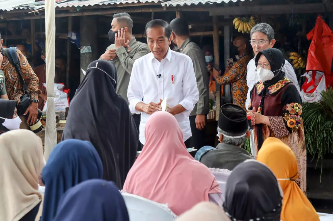 Didampingi Mensos Risma, Presiden Jokowi Serahkan Bantuan untuk Warga Banten