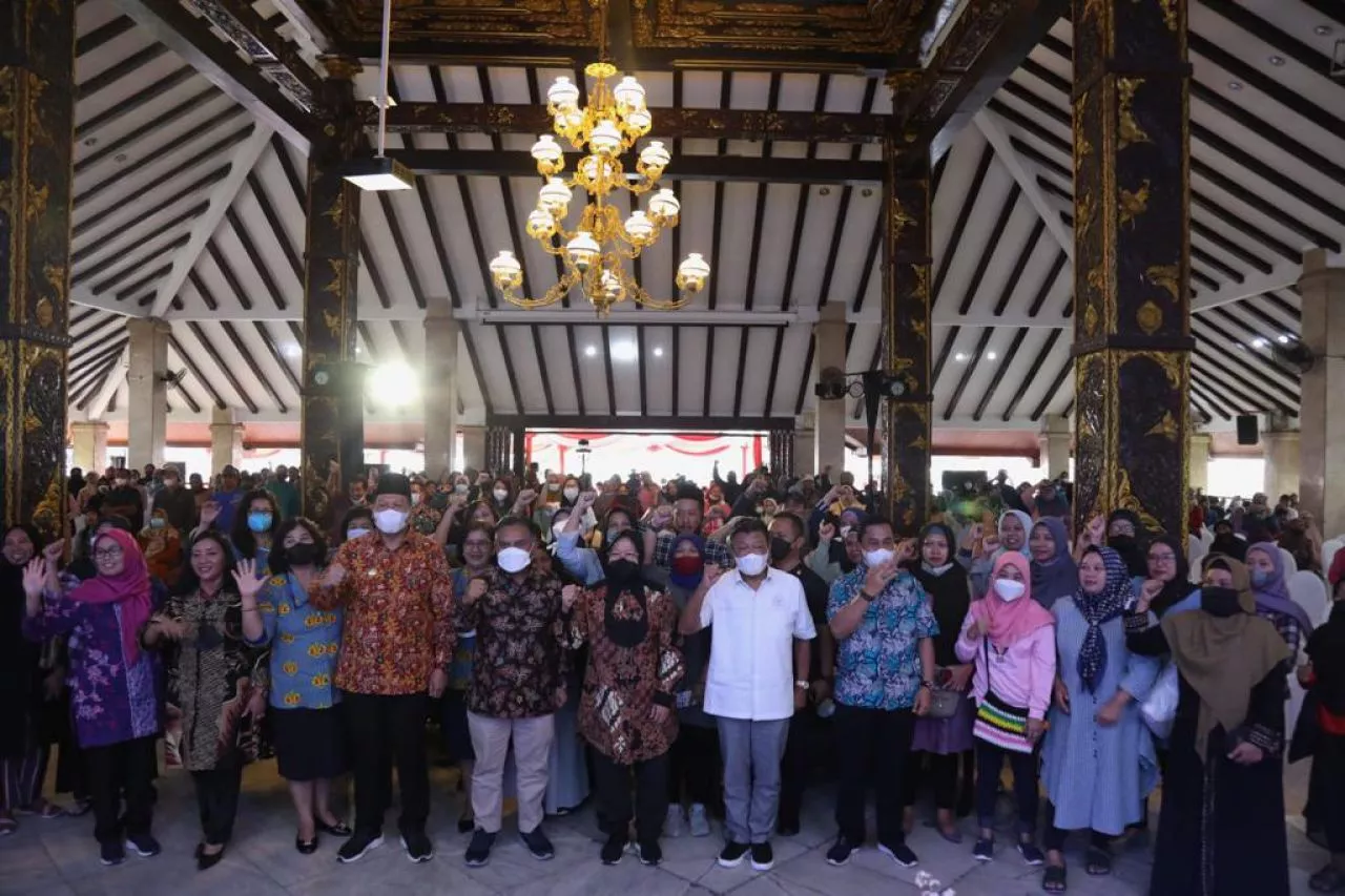 Mensos Risma Bakar Semangat Ibu-ibu di Malang untuk Berwirausaha