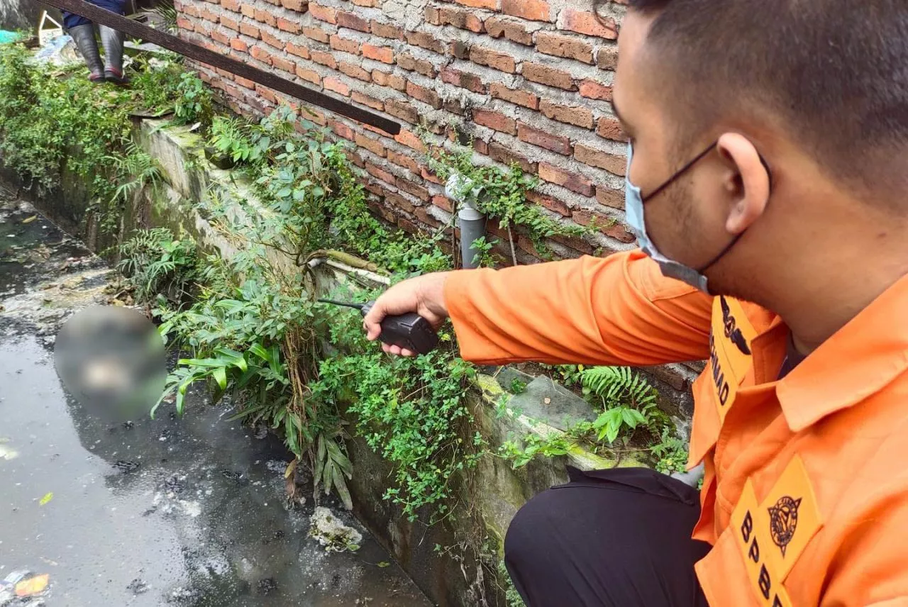 Mayat Bayi Mengapung di Sungai Jemur Surabaya Bikin Geger Warga