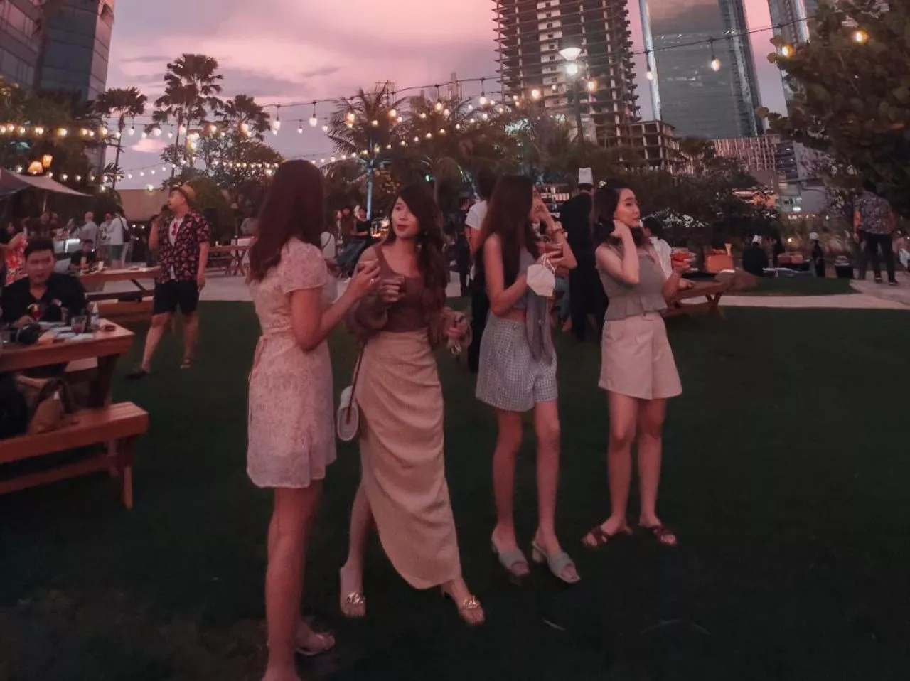 Escape to OASIS, Tempat Nongkrong di Surabaya dengan Vibes Sunset Bali