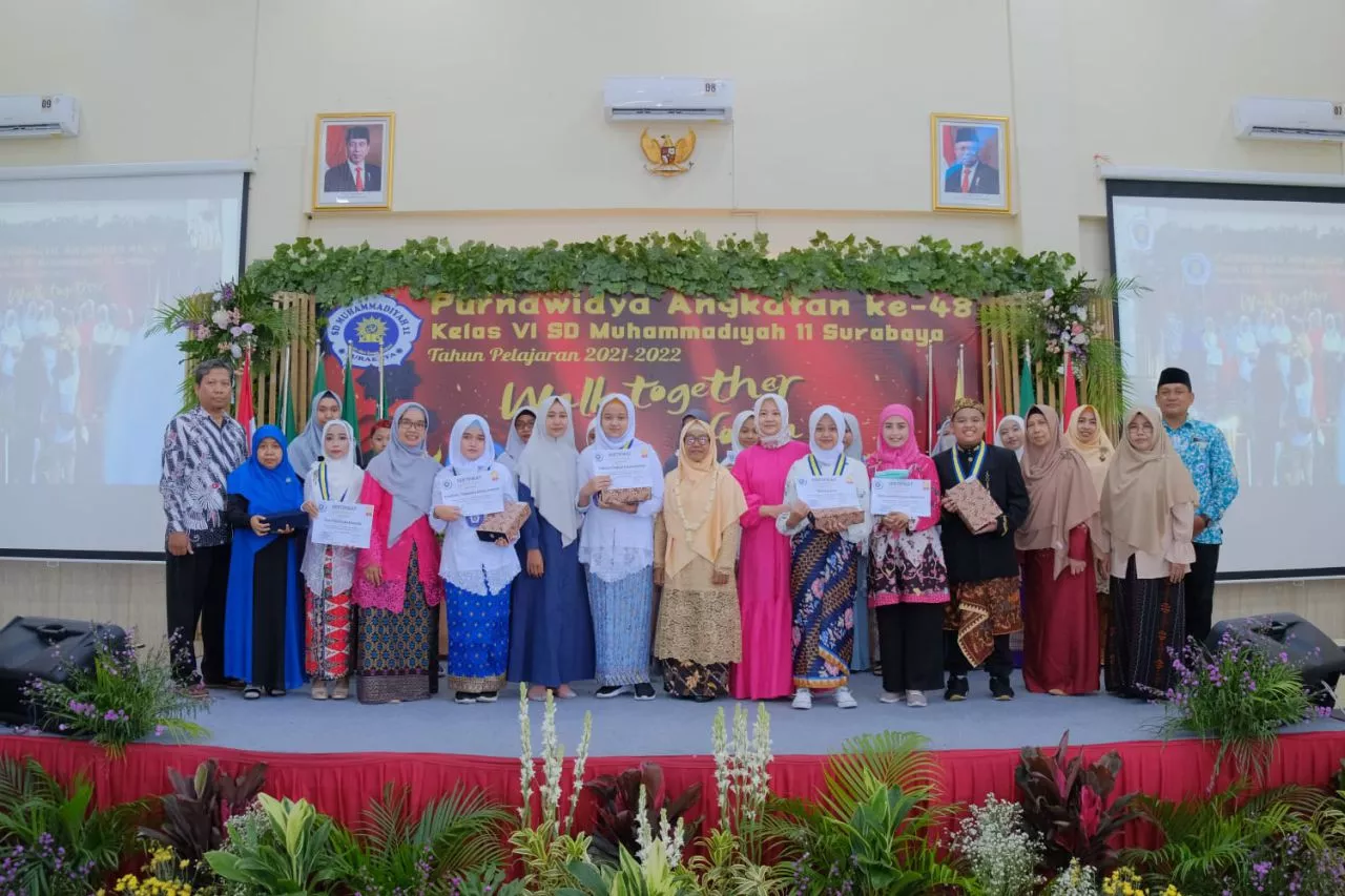Usung Tema Walk Together For Bright Future, SD Muhammadiyah 11 Wisuda Siswanya