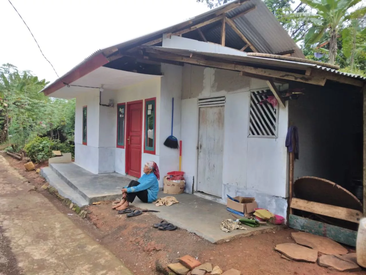 Dapat Bantuan Bedah Rumah dan Listrik, Lansia Mirah: Terima Kasih Bu Risma