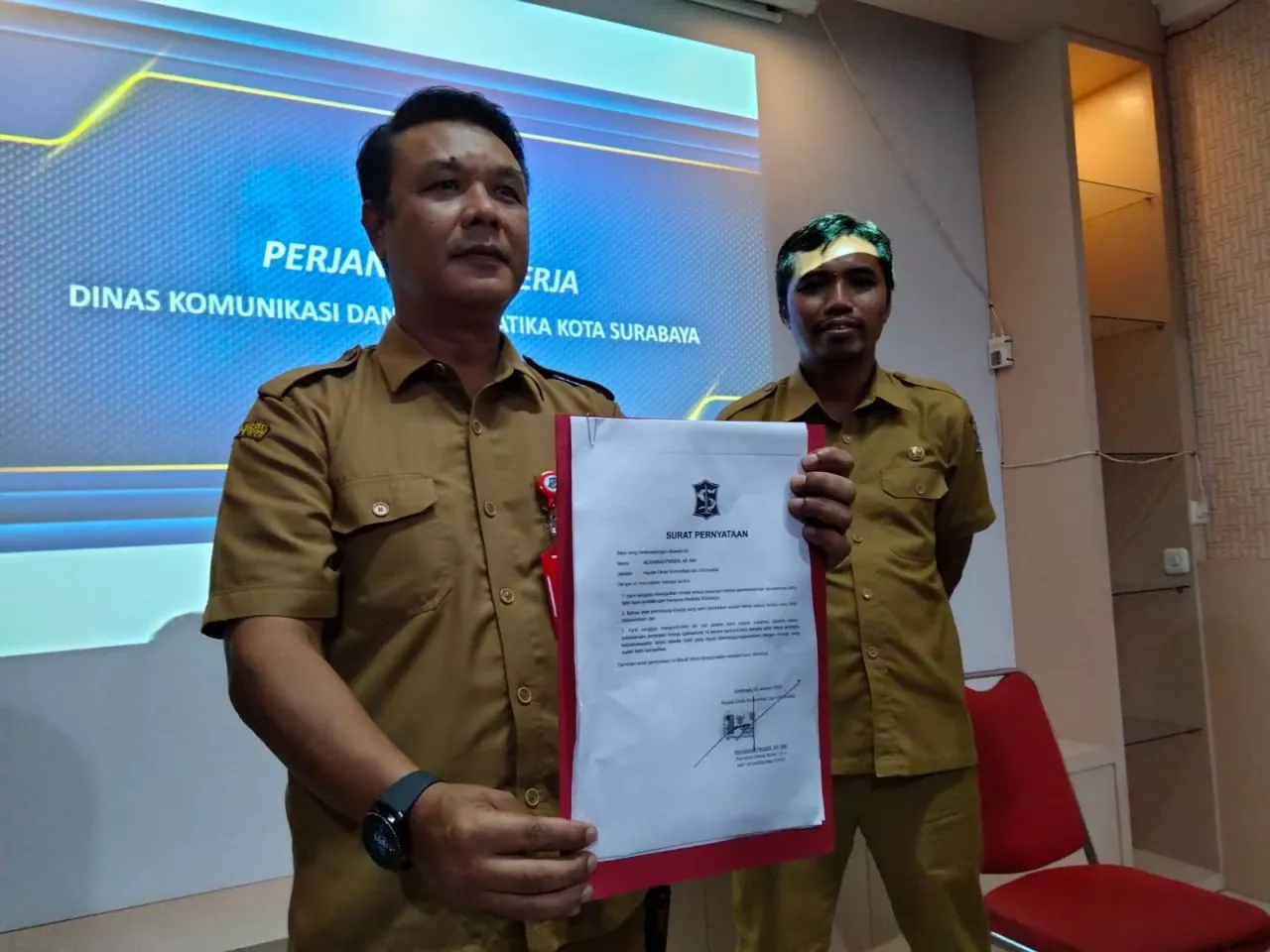 Jawab Tantangan Wali Kota, Kadiskominfo Surabaya Tanda Tangani Kontrak Kerja