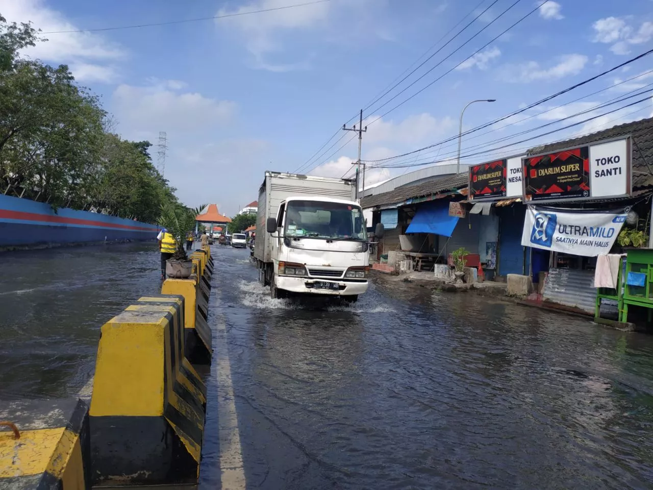 Banjir Rob Masih Menghantui Surabaya, Beberapa Kendaraan Mogok di Jalan Kalimas