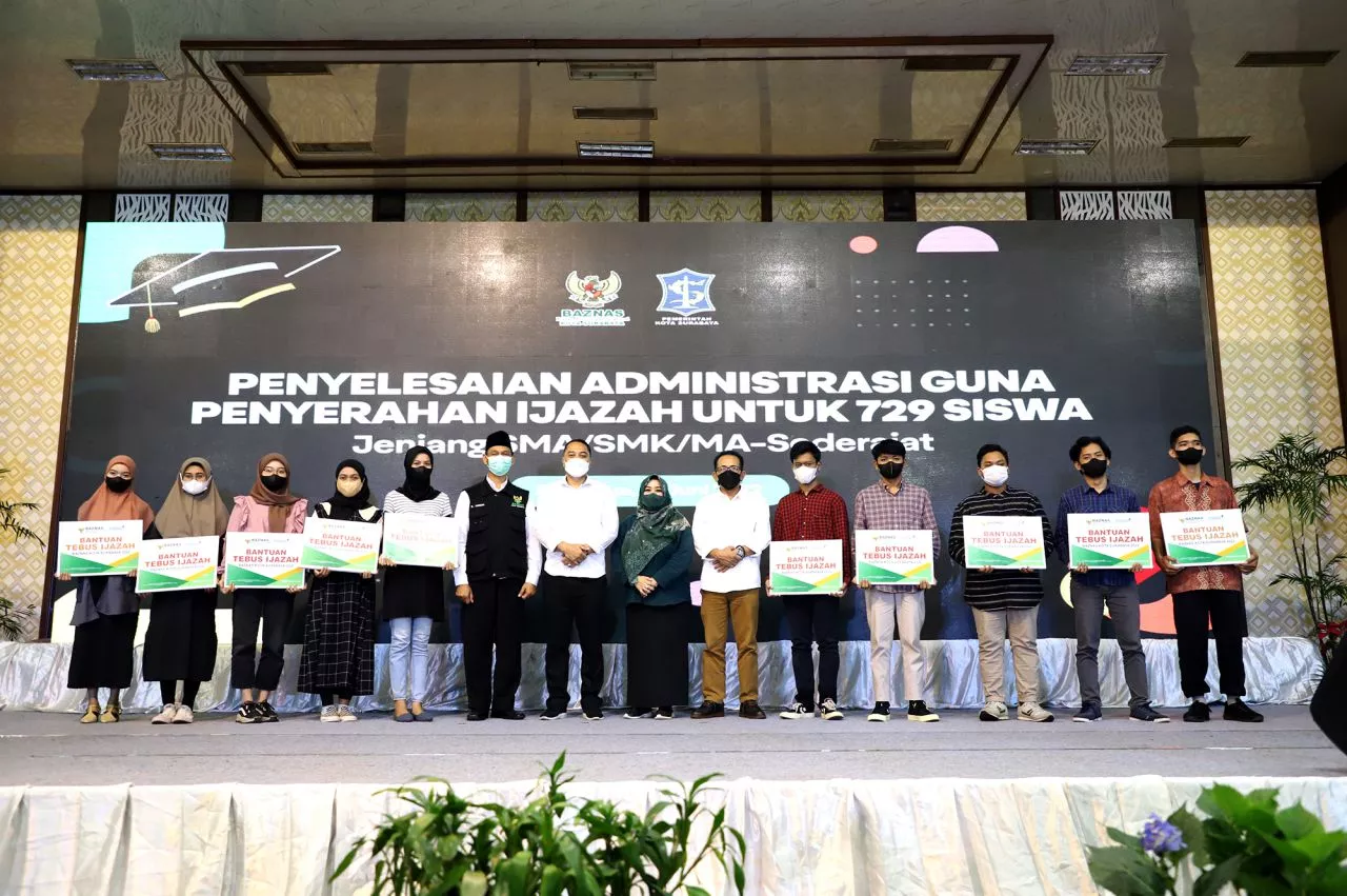 Zakat Pejabat Pemkot Surabaya Tebus Ijazah 729 Siswa yang Ditahan Sekolah