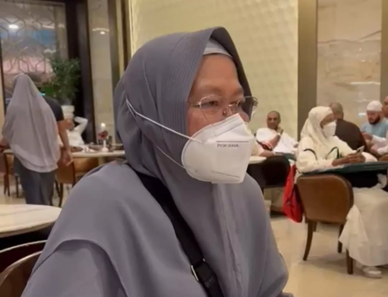 Tersenggol Askar, Mensos Risma Terjatuh di Masjidil Haram