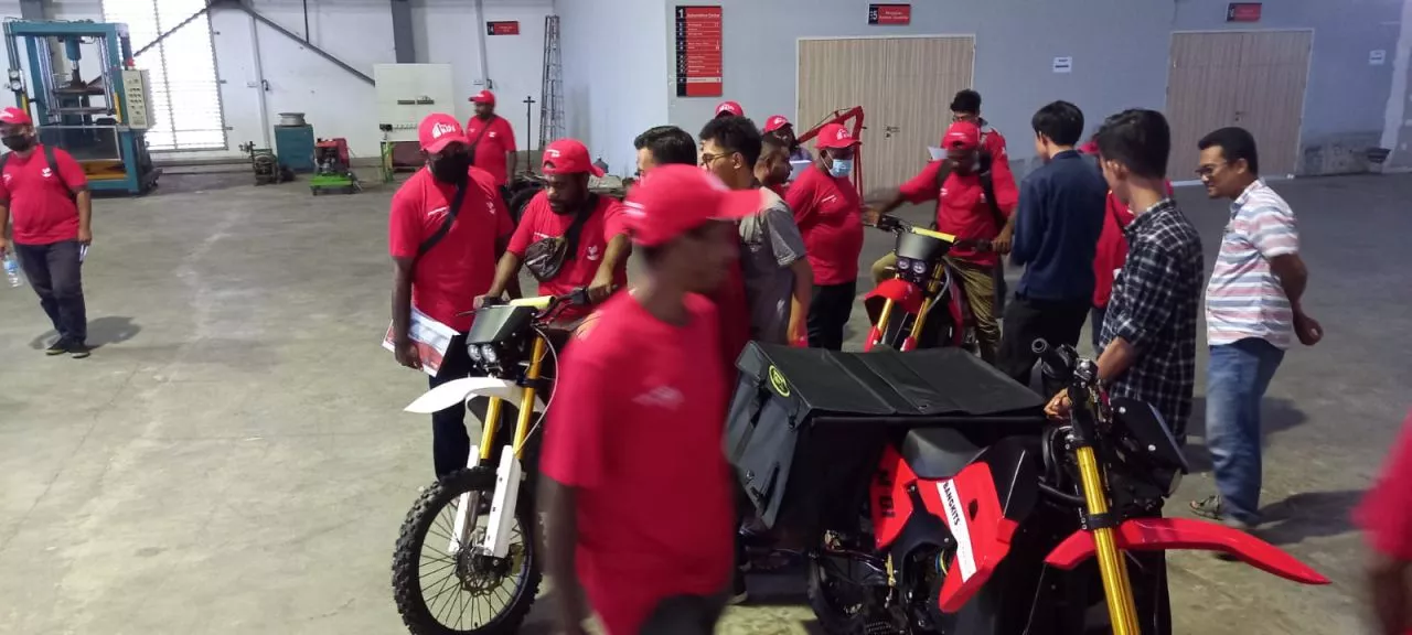 Mensos Risma Buka Peluang Pemuda Papua Kuasai Teknologi Motor Listrik