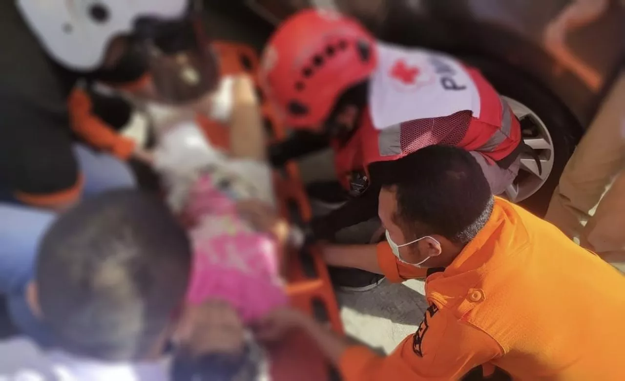 Begini Kronologi Mobil Mundur Tabrak Warung dan Motor di Surabaya