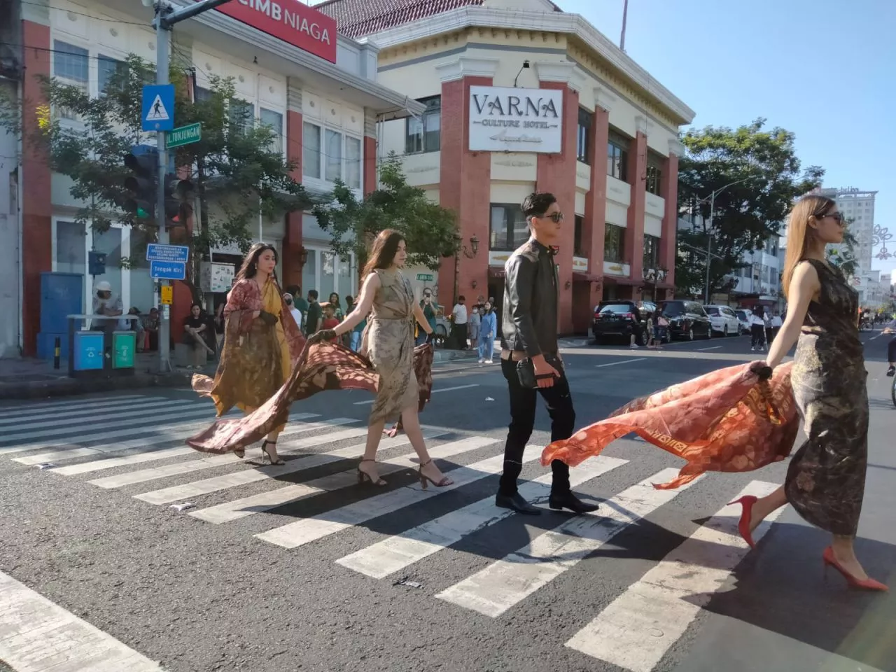 Tren Fashion Week, Namira Ecoprint Pamerkan Busana di Jalan Tunjungan Surabaya