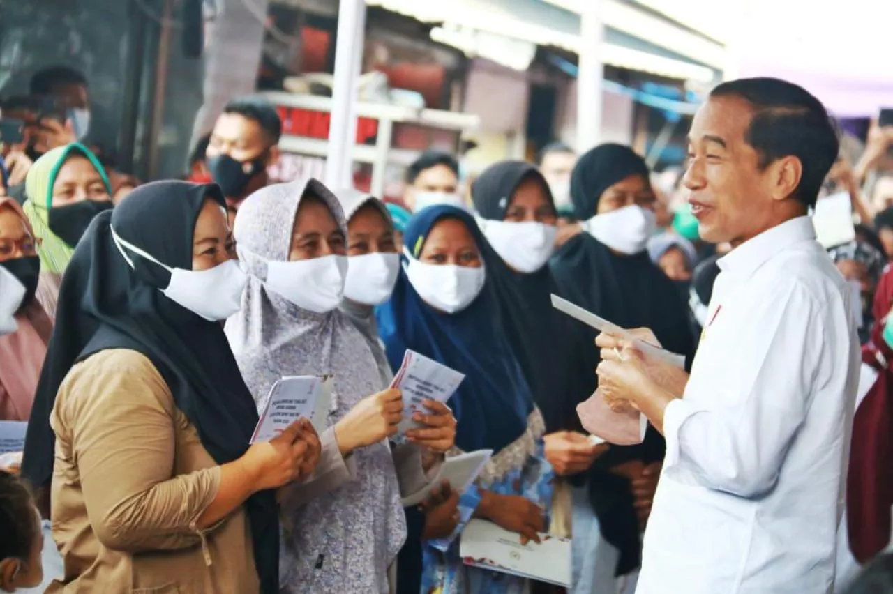 Presiden Jokowi Beri Bantuan Motor Roda Tiga Penyandang Disabilitas di Subang