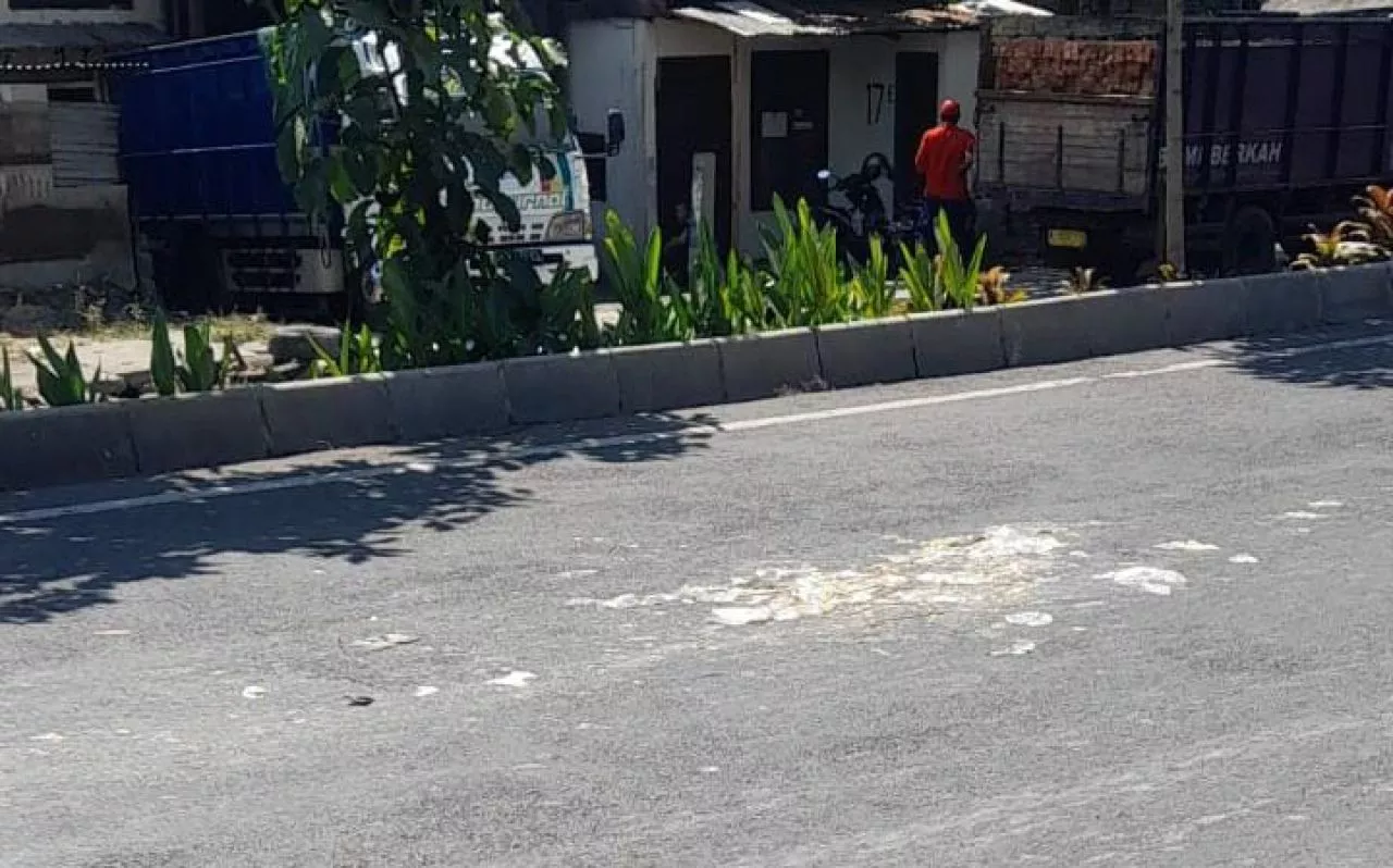 Ceceran Sampah Berair di Surabaya Bikin Celaka, Pengendara Motor Terpeleset