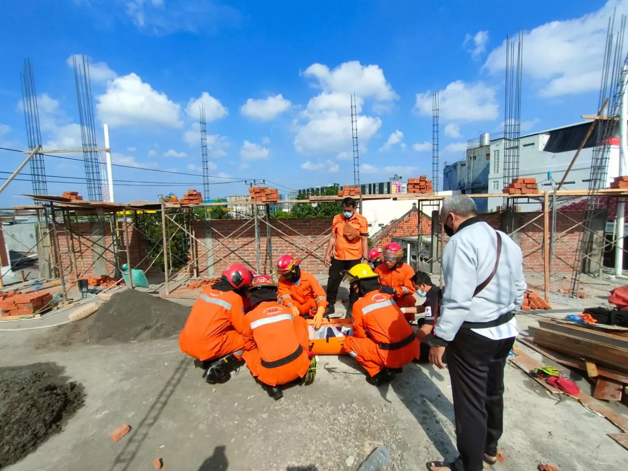 Pekerja Bangunan di Surabaya Tersengat Listrik hingga Terjatuh dari Lantai 3