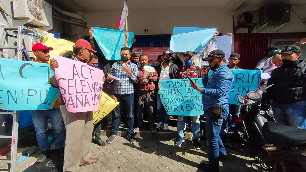 Massa FMP Segel Kantor ACT Jatim Tuntut Pengusutan Kasus Penyelewengan Dana