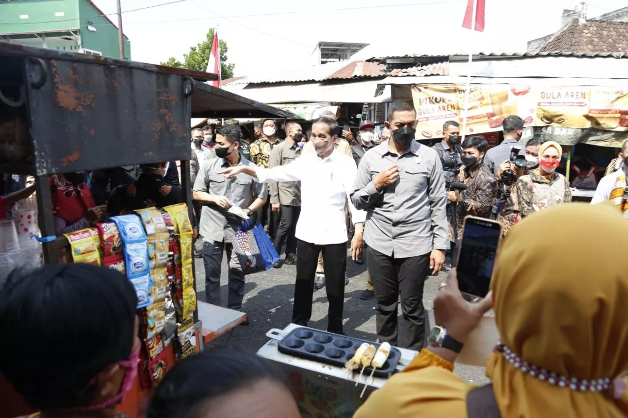 Presiden Jokowi Serahkan Langsung Bantuan Sosial ke Warga Semarang