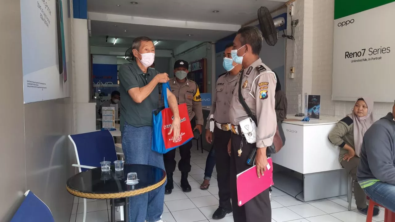Pria Lansia Pengemudi Mobil Mundur Tabrak Warung di Surabaya Mengaku Mengantuk
