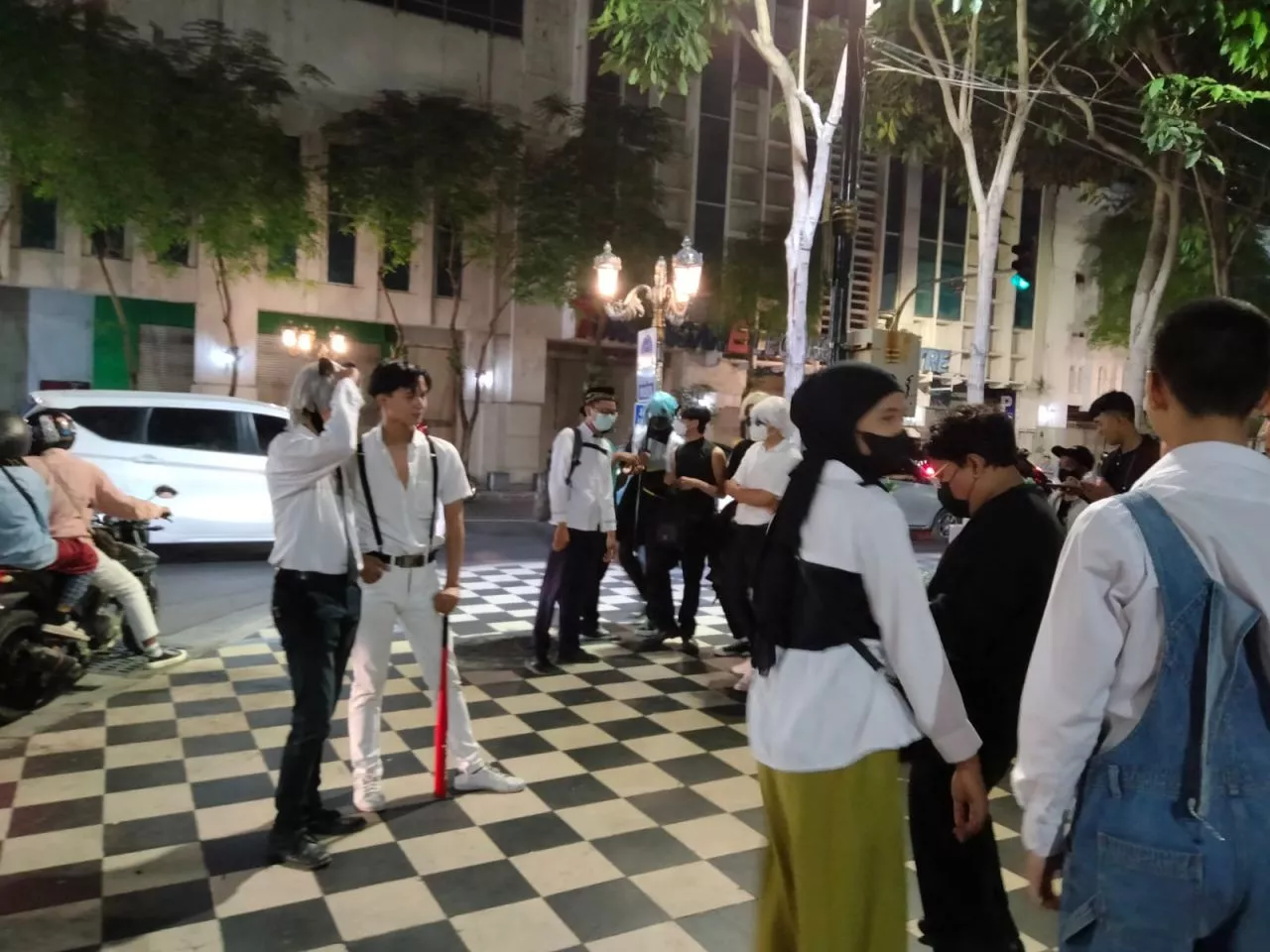 Sempat Dibubarkan, Penggiat Fashion Week Tunjungan Memilih Berfoto di Trotoar