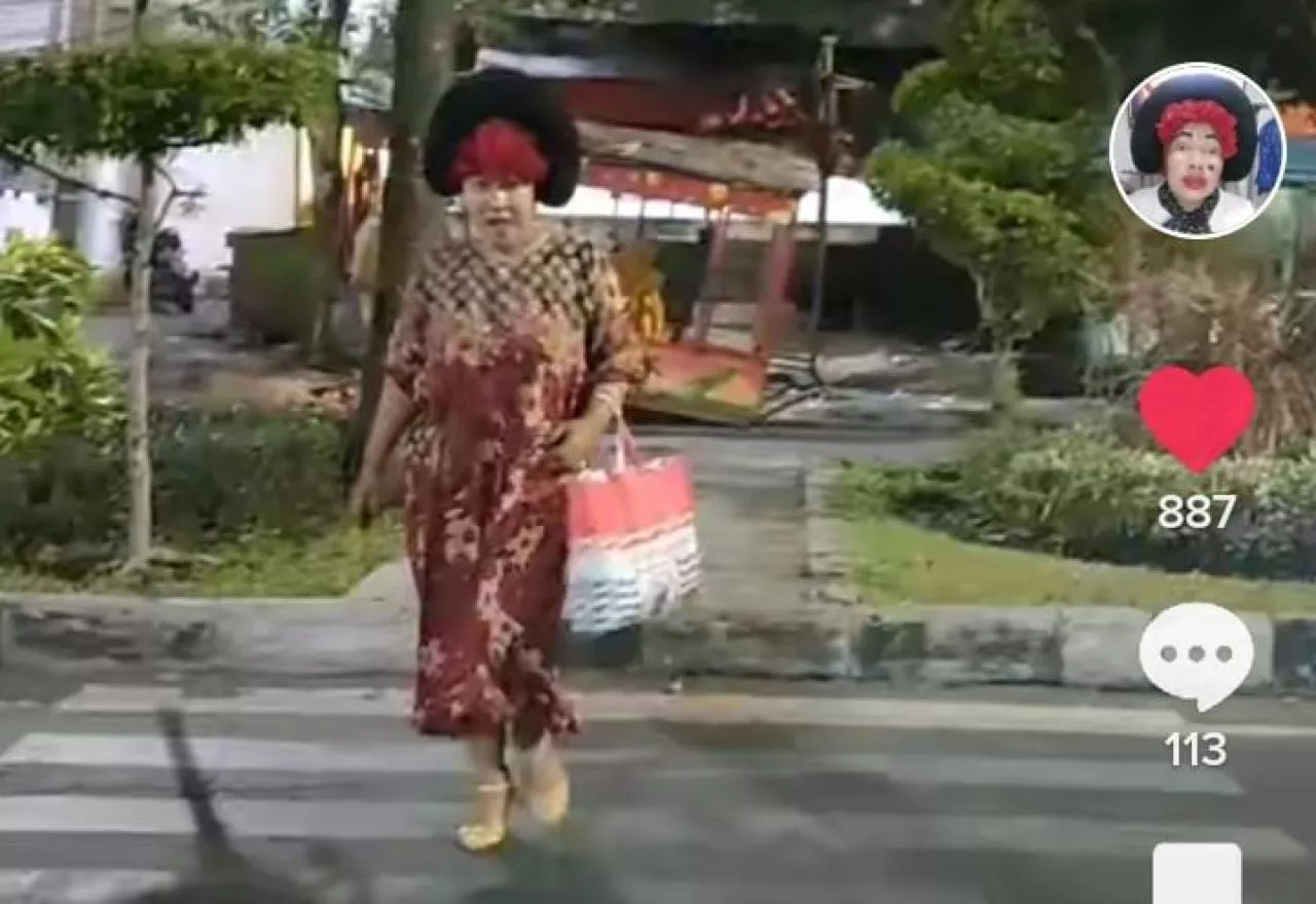 Tren Fashion Week Merembet ke Surabaya Barat, Emak-emak Beraksi di Zebra Cross