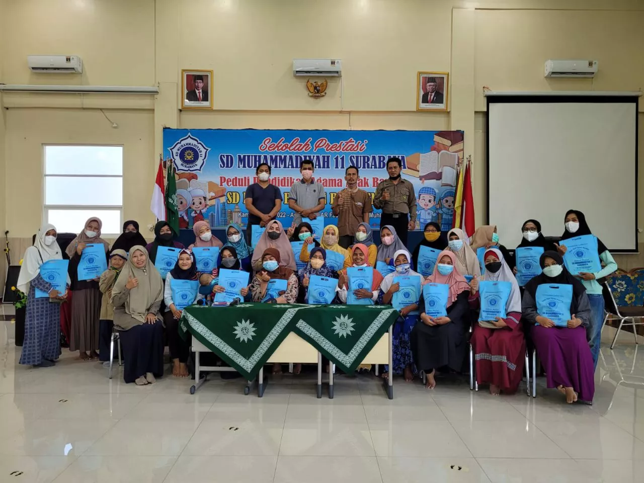 Peduli Pendidikan, SD Muhammadiyah 11 Surabaya Bagi-bagi Buku ke Siswa