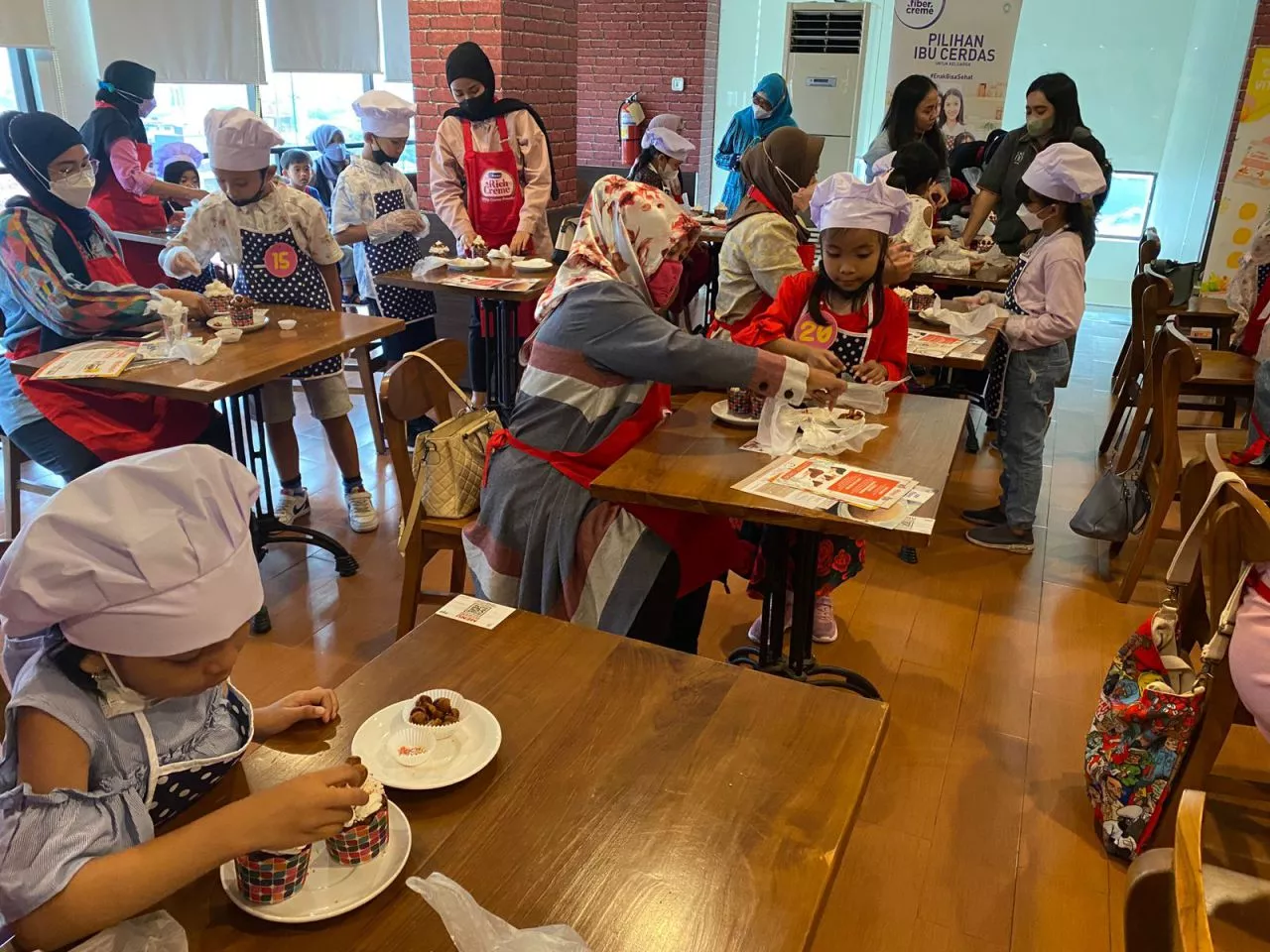 Peringati Hari Anak Nasional, Hotel 88 Surabaya Gelar Pelatihan Kreasi Cup Cake
