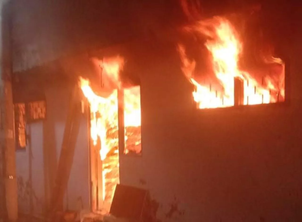 Kebakaran Rumah Kos di Surabaya, 6 Kamar Hangus Terbakar