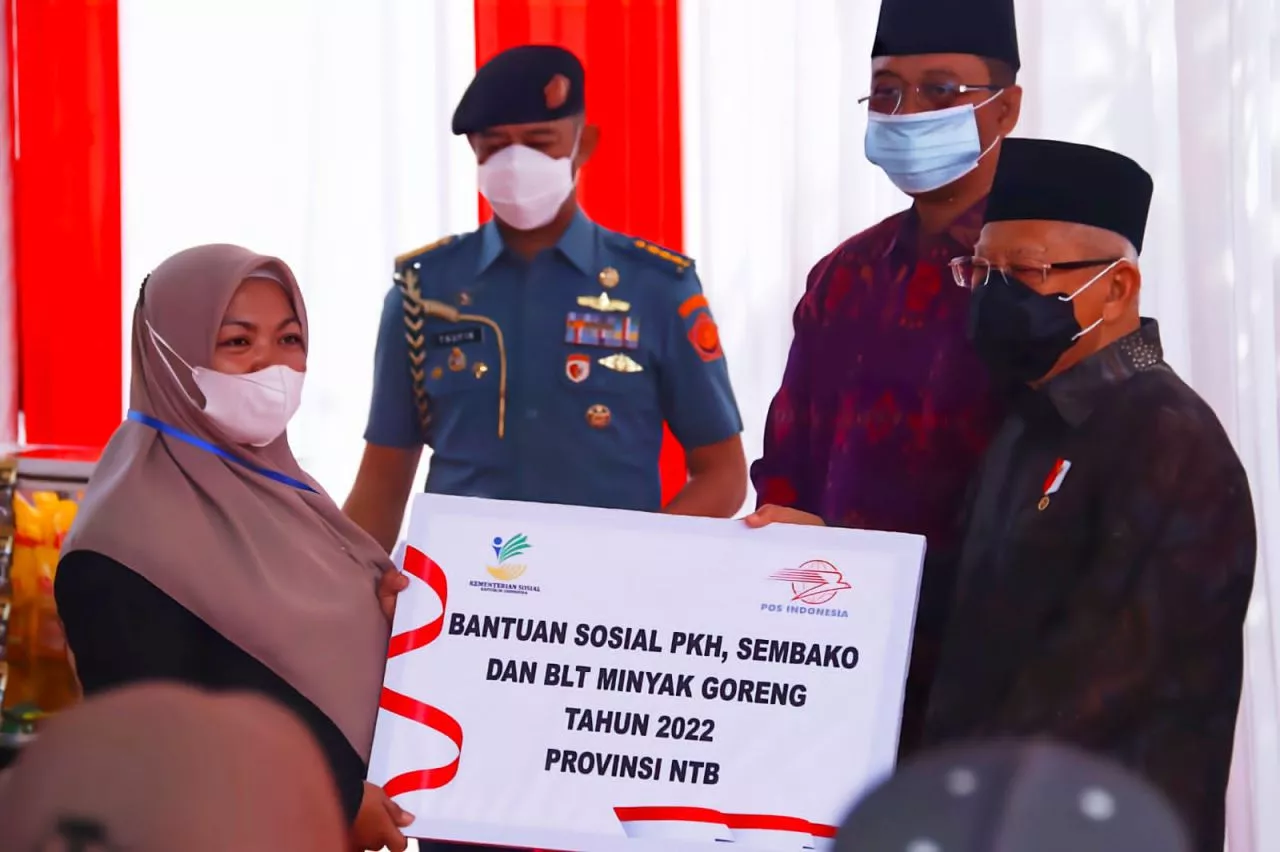 Wapres Ma'ruf Amin Bangkitkan Semangat Warga Mataram dengan Bansos