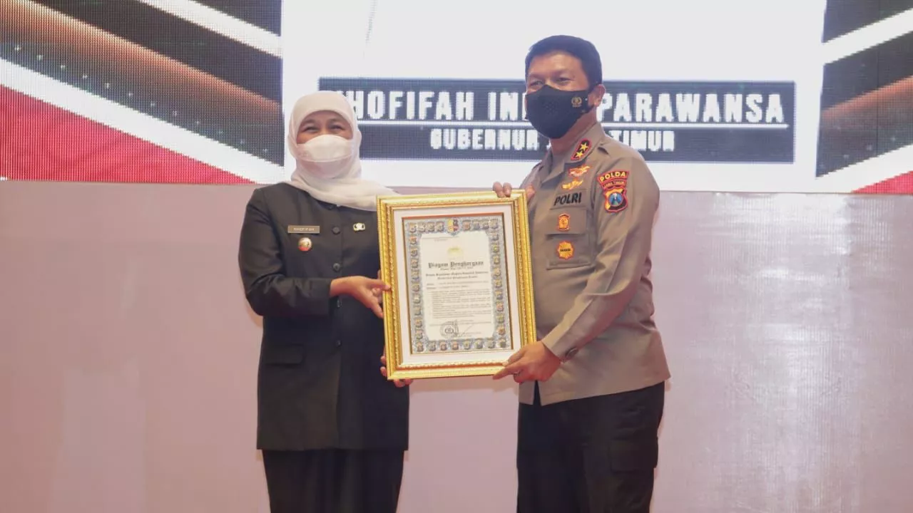 Gubernur Jatim Diganjar Penghargaan Pin Emas oleh Kapolri