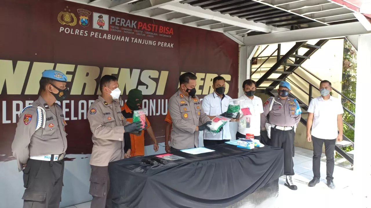 Antar 3 Kg Sabu Dalam Kemasan Teh China, Dua Kurir di Surabaya Dibekuk