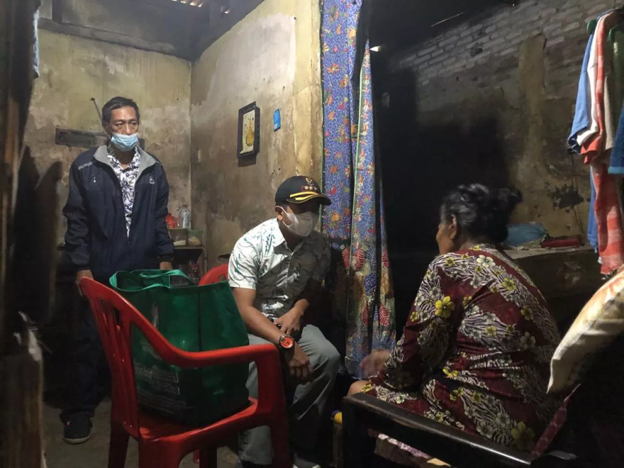 Kisah Camat di Surabaya Bantu Nenek Sebatang Kara Berjuang Hidup Melawan Stroke