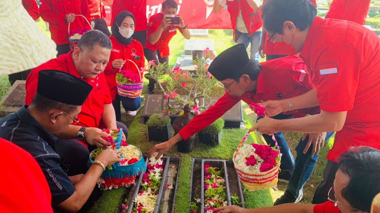 Peringati Tragedi Kudatuli, PDIP Surabaya Gelar Ziarah ke Makam Pejuang Partai